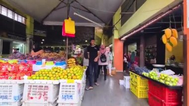 Bir salgın sırasında bir sürü insanla dolu Meyve Pazarı 'na Girmek