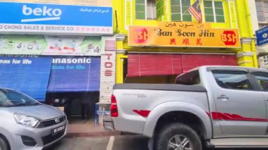 Malezya 'nın küçük bir kasabasında Renkli Dükkanlar Bir Araya Geldi