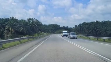 Tepedeki Dar Otoyolda Hızla Sürerken - Dolly İleri.