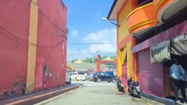 Aydınlık bir günde Pembe ve Kırmızı Duvarlarla Renkli Geçitlerden Geçmek