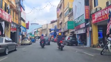 Asya 'da eski binaları olan küçük bir kasabanın dar sokağından geçiyoruz.