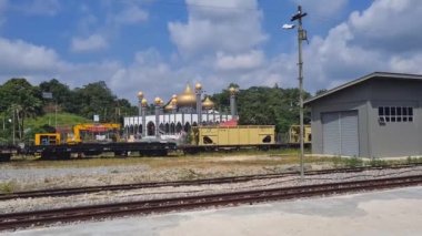 Malezya 'daki bir tren istasyonunun arkasındaki Altın ve Beyaz Müslüman Camii