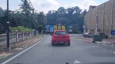 Kırmızı Araba Dar Yol 'da Renkli Dükkanlarla Caddede İleriye Dolly