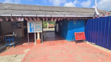 Malezya 'daki Tren İstasyonunda Yürümek - Dolly İleri