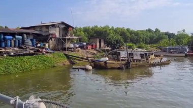 Okyanus kıyısında terk edilmiş bir balıkçı teknesi ve karada küçük bir kulübesi var. 