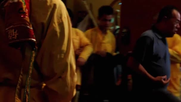Muž Dancing Percussions Obklopen Mužem Barevné Místnosti Handheld — Stock video