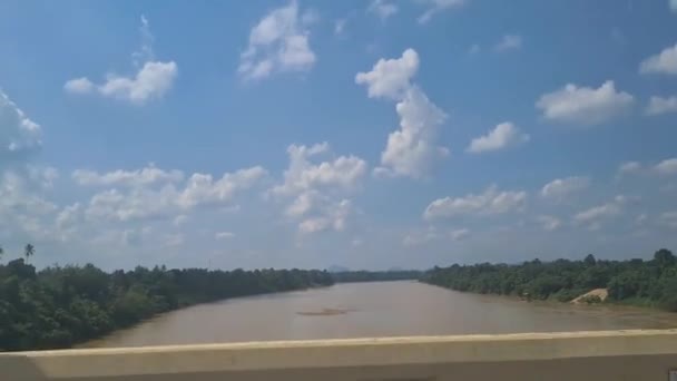 Conduciendo Río Pasado Kuantan Bajo Puente — Vídeo de stock