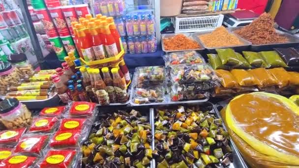 Sortiment Süßigkeiten Und Gewürzen Die Einem Street Food Stand Verkauft — Stockvideo