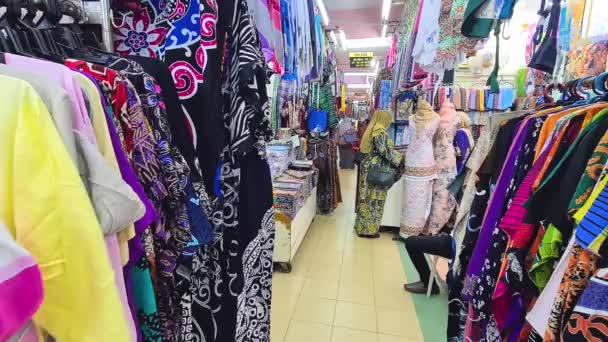屋内市場で販売されているカラフルな伝統的なマレーシアの服 パンは右に左 — ストック動画