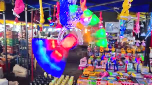 Juguete Abanico Colorido Con Luces Vendidas Mercado Nocturno Cerca — Vídeos de Stock