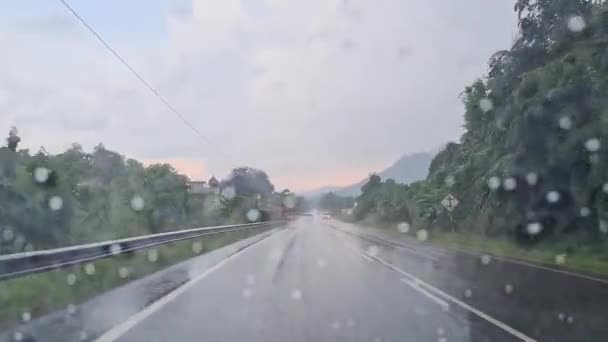 Conducir Con Llovizna Ligera Lluvia Sobre Largo Camino Estrecho Ciudad — Vídeos de Stock