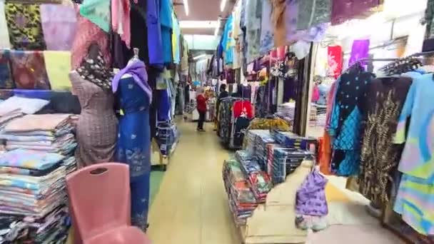 Вузький Коридор Одягу Лот Продає Традиційний Малайзійський Одяг Доллі Вперед — стокове відео
