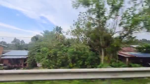 緑の木々と澄んだ空に囲まれたバンガローの小さな近所 — ストック動画