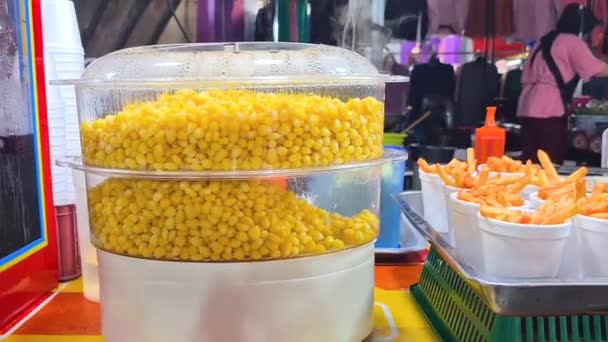 Кукуруза Пару Подается Соленым Маслом Малайзия Стрит Продовольственный Ночной Рынок — стоковое видео
