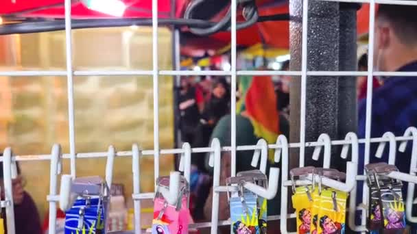 White Metal Grid Screen Holding Items Een Night Market Close — Stockvideo