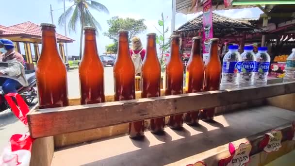 Ξύλινες Καλύβες Από Την Παραλία Πώλησης Δροσιστικά Ποτά Γυάλινα Μπουκάλια — Αρχείο Βίντεο