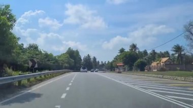  Yol kenarında yemyeşil yemyeşil bir sabahla iki yönlü bir caddede ilerliyoruz.