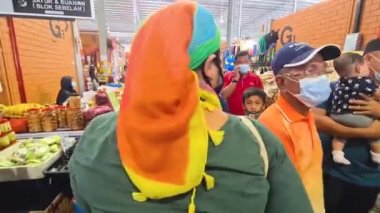 Salgın sırasında halka açık markette maskeler takan insanlar Dolly Forward