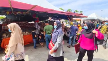  İnsanlar Kuala Terengganu 'daki açık hava pazarında güneşin altında yürüyorlar..