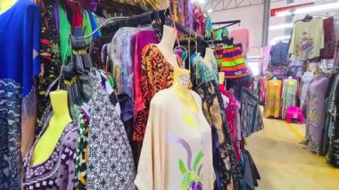 Geleneksel Malezya Giysileri Namı diğer Baju Kurung Farklı Renkler ve Desenlerle Soldan Sağa