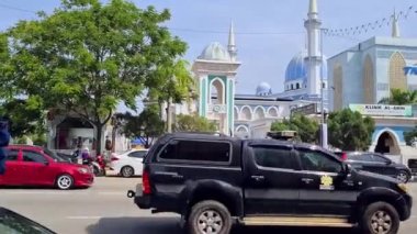 Büyük Cami 'nin karşısına Beyaz Araba park ederken Meşgul Sokak