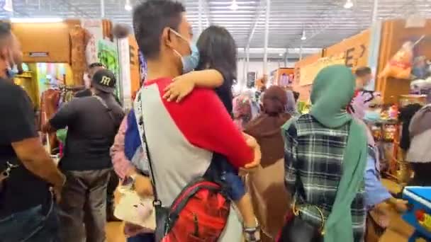 Child Wearing Face Mask Crowded Market Covid Pandemic — Stock Video