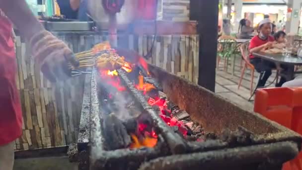 Chicken Satay Auf Holzspießen Die Über Heißer Kohle Braten — Stockvideo