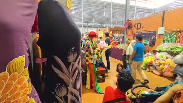 马来西亚一家购物中心的小丑为孩子们制作动物气球 — 图库视频影像