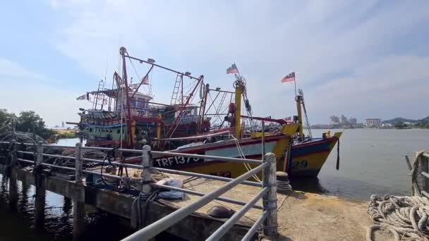 Färgglada Fiskebåtar Med Malaysisk Flagga Viftar Havsbrisen — Stockvideo