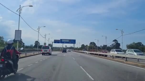 Jazda Autostradzie Pod Czystym Niebem Malezji — Wideo stockowe