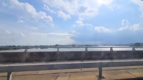 Kör Bro Över Floden Med Klarblå Himmel Ovanför — Stockvideo