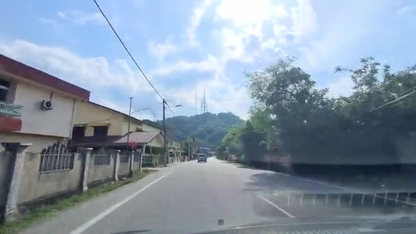 Conducir Través Calle Estrecha Ciudad Pequeña Pie Una Montaña — Vídeo de stock