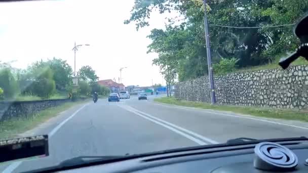 Conduire Travers Étroite Rue Double Sens Avec Des Arbres Luxuriants — Video