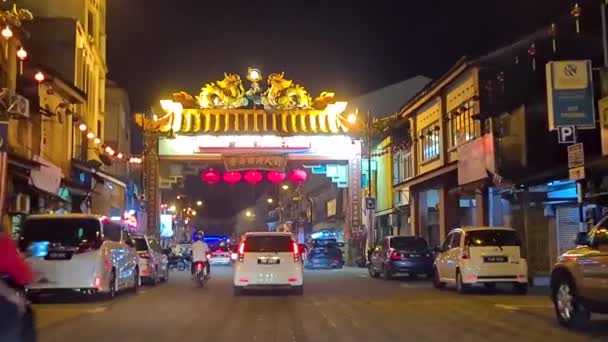 开着车带着五彩缤纷的灯光穿过丁加奴繁忙的街道 — 图库视频影像