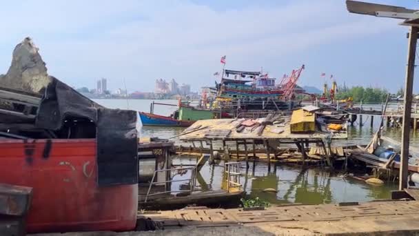 Fischerboote Heruntergekommenem Bootshaus Der Ocean Bay Angedockt — Stockvideo
