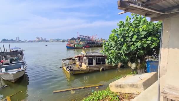 Barcos Pesca Atracados Bahía Costa Con Horizonte Ciudad Fondo — Vídeos de Stock