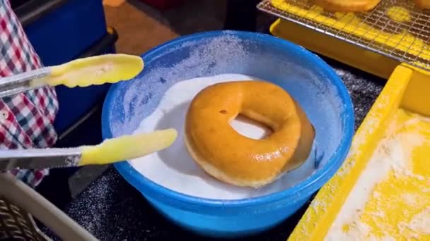 Frisch Gemachter Donut Mit Weißem Zucker Street Food Stand Nahaufnahme — Stockvideo