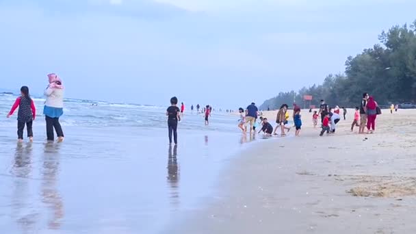 Niños Jugando Playa Kuala Terengganu Malasia Wide — Vídeos de Stock