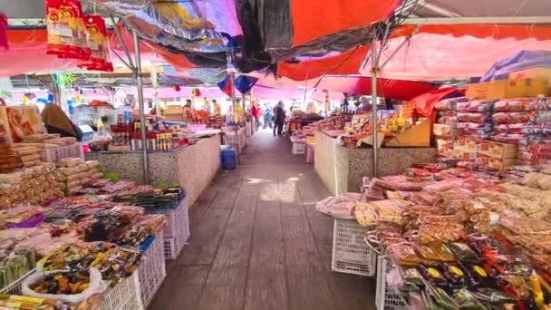 Large Outdoor Market Vibrant Colors Sun Shining Pan Right Left — Stock Video