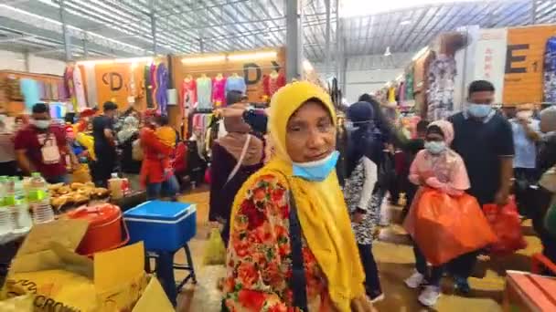 Malajsijci Nenosí Masky Během Globální Pandemie Týkající Smrtícího Viru Dolly — Stock video