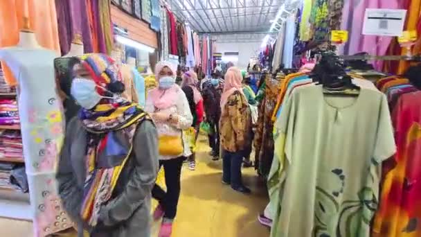 Malajsijci Nakupování Obchoďáku Obličejovými Maskami Během Pandemie — Stock video