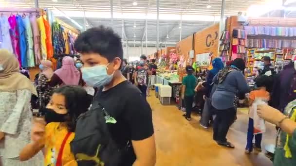 Mercado Vendendo Roupas Alimentos Lotados Com Pessoas Vestindo Máscaras — Vídeo de Stock