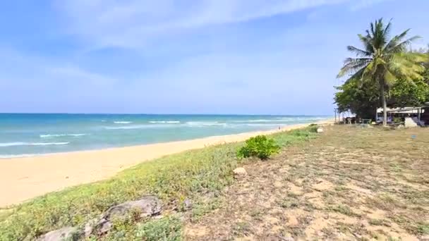 Csendes Strand Kék Óceánnal Meleg Homokkal Parton — Stock videók
