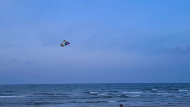 Arco Íris Colorido Papagaio Voando Vento Sobre Água Oceano Azul — Vídeo de Stock