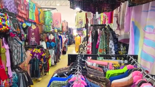 Çeşitli Canlı Renkli Geleneksel Malezya Giysileri Dükkanı Sözleşmesi — Stok video