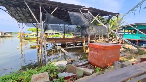 Cabana Pequena Casa Barco Com Barco Estacionado Para Dentro — Vídeo de Stock