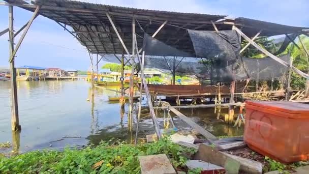 Liten Run Boat House Kuala Terengganu Med Docked Båtar — Stockvideo