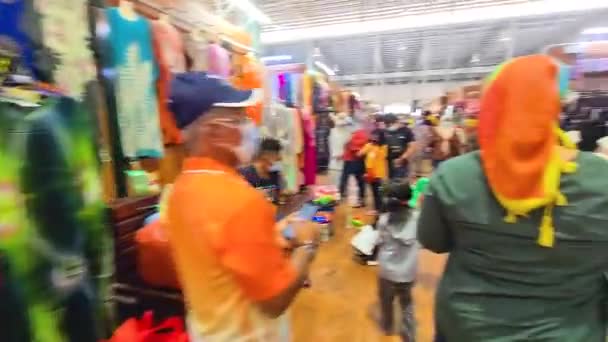 Caminhando Pelo Mercado Lotado Durante Pandemia Coronavirus — Vídeo de Stock