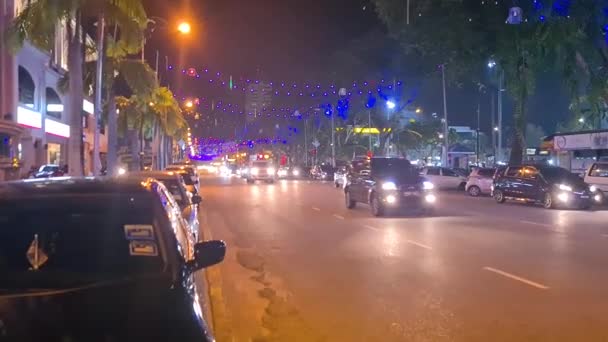 Cadde Boyunca Dekore Edilmiş Renkli Işıklarla Dolu Meşgul Kuantan Yolu — Stok video