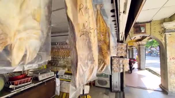 Getrockneter Fisch Der Vor Einem Marktladen Der Straße Asien Hängt — Stockvideo